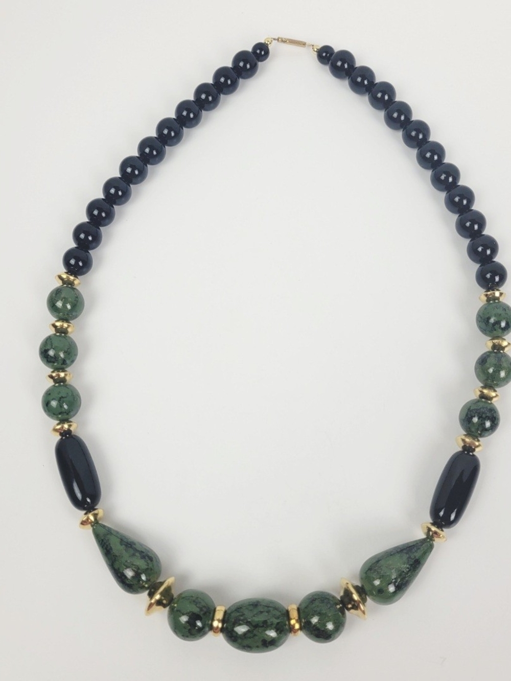 Vtg 80s~Faux Jade Chunky Statement Necklace~Plastic Graduating Beads~24" - Picture 7 of 9